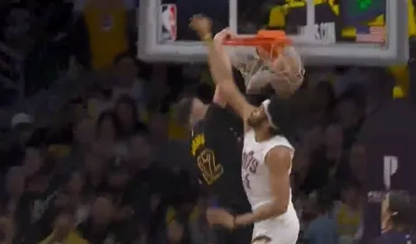 开云中国-炸裂！拉拉维亚强硬杀入禁区，面对阿伦送上单臂隔扣